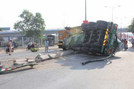 Ảnh: Hiện trường xe đầu kéo chạy ngược chiều, văng bồn bê tông xuống đường