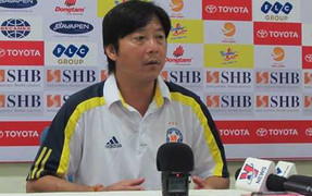 Bất chấp lệnh cấm, HLV Lê Huỳnh Đức vẫn chỉ trích trọng tài