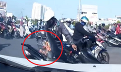 Clip: Trời nóng, xe máy bốc cháy nghi ngút giữa phố Sài Gòn