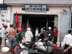 Sợ nước biển nhiễm độc, dân Huế đổ xô mua muối về dự trữ