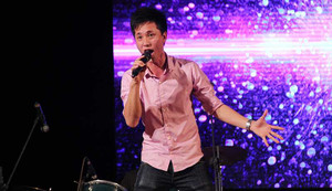 Sinh viên Học viện An ninh ‘bùng cháy’ tưởng nhớ ca sĩ Trần Lập