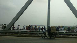 Nghi vấn mẹ trẻ ôm con 4 tháng tuổi cùng nhảy cầu tự vẫn