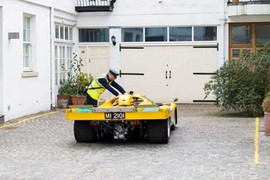 Nghênh ngang đỗ giữa sân khu tập thể, siêu xe thể thao 330 tỷ đồng bị phạt