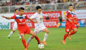 Văn Toàn đang cô độc trên hàng công HAGL