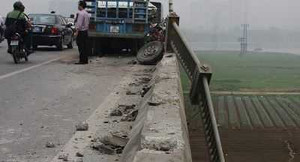 Xe tải mất lái hất bay lan can, cầu Vĩnh Tuy tê liệt