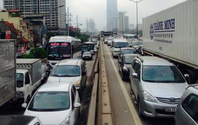 Nhiều người liều chết lên đường trên cao bắt xe khách về quê