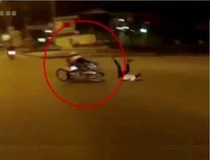 Clip: 2 xe máy vượt đèn đỏ tông nhau, 3 người văng bật như ‘lò xo’