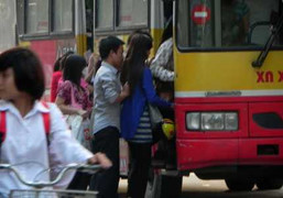 Giả gái, õng ẹo vuốt ve rồi móc túi đàn ông ở Sài Gòn