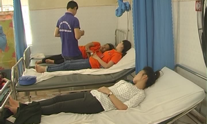 Ăn xong bữa trưa, 56 công nhân nhập viện do sang chấn tâm lý