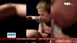 Clip: Thót tim cảnh bé trai bị tuột dây an toàn trên tàu lượn siêu tốc