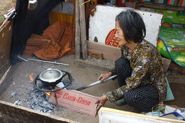 Xót xa cảnh cụ bà 76 tuổi sống cô độc, quanh năm ngủ dưới đất