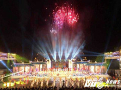 Ảnh: Vạn người đội mưa xem khai mạc Festival Huế 2016