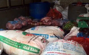 Rùng mình khi 4 tạ thịt bốc mùi hôi thối chuẩn bị 'biến' thành thịt tươi