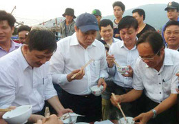 Chủ tịch UBND Đà Nẵng ăn cá nục hấp ngay cảng cá chiều 30/4