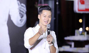 Đức Tuấn hát nhạc cách mạng, fan phấn khích reo hò