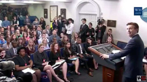 Clip: Họp báo Nhà Trắng gián đoạn vì tiếng động kỳ quái