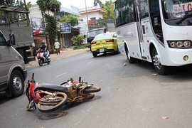 Bị xe khách hất tung, người phụ nữ đập vào cửa kính