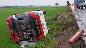 Xe khách văng xuống ruộng, 11 người thương vong