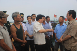 Phó Thủ tướng Trịnh Đình Dũng: 'Sẽ có giải pháp hỗ trợ ngư dân'