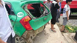 Cố băng qua đường sắt, taxi bẹp dúm sau cú chạm đuôi tàu