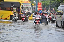 Cần Thơ mưa lớn, đường biến thành sông