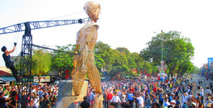 Ngàn người kéo đi xem 'chú rối' khổng lồ trên đất Huế