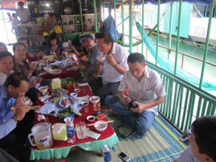 Bộ trưởng Trương Minh Tuấn ăn mực ‘nhảy’ ở Vũng Áng