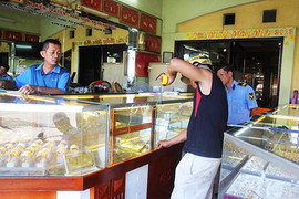 Truy tìm 'phù thủy' đánh tráo đô la ở tiệm vàng