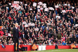 CĐV biểu tình, Arsenal nhọc nhằn vượt qua Norwich