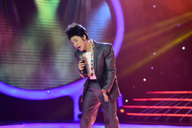 Gương mặt thân quen 2016: Hòa Minzy ‘nhái’ Lam Trường thất bại