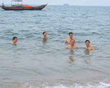 Lãnh đạo Hà Tĩnh tắm biển và ăn hải sản trên biển Thiên Cầm