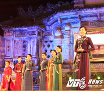 Ảnh: Mê mẩn ngắm những tà áo dài ở 'Nơi huyền thoại bắt đầu'