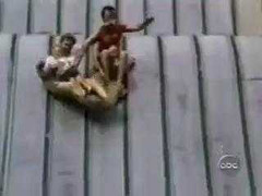 Cười vỡ bụng loạt tai nạn hài hước khi chơi cầu trượt