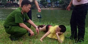 Nghĩ mình là 'nàng tiên cá', nam thanh niên nằm phơi mình bên Tháp Rùa