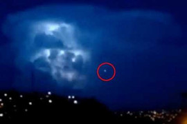 Phát hiện UFO lơ lửng giữa cơn bão sét