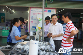 Người dân Huế nô nức đi mua cá biển sạch