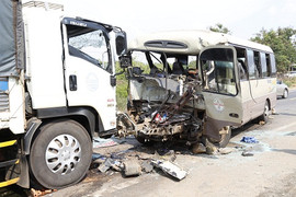 Xe khách và xe tải tông nhau kinh hoàng: 3 người chết, 23 người nhập viện cấp cứu
