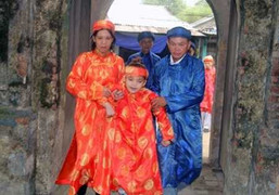 Chuyến hành hương đầy nước mắt về đất tổ của cháu nội vua Thành Thái