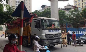 Xe tải húc bay thanh hạn chế chiều cao, đường nội đô Hà Nội tắc 1 giờ đồng hồ