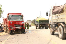 Xe khách va chạm liên tiếp 2 xe tải, 11 người thương vong