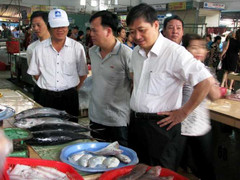 Hàng loạt quan chức Đà Nẵng đi mua cá ở điểm bán hải sản sạch