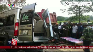 Clip: Xe khách kẹp giữa 2 xe tải, 3 người chết ở Quảng Ngãi
