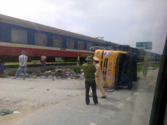 Tàu hỏa húc bay xe tải, 2 người thoát chết kỳ diệu