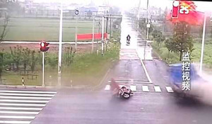 Cú nhảy thần kỳ thoát chết trong tai nạn xe tải mất lái