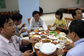 Chủ tịch Đà Nẵng cùng hàng trăm công chức ăn trưa với hải sản