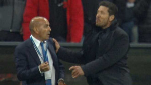 Simeone bực tức đánh luôn cả trợ lý