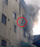 Đứng tim cảnh cháy nhà, mẹ thả 3 con nhỏ từ tầng 4 xuống