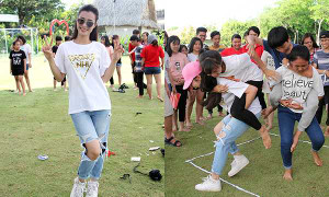 Đông Nhi chơi đùa 'lăn xả' cùng fans ngày nghỉ lễ