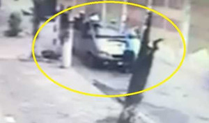 Hà Nội: Thanh tra giao thông đánh đu trên cần gạt nước xe 16 chỗ