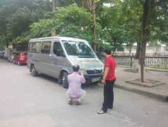 Thanh tra giao thông kể giây phút đánh đu trên cần gạt nước xe khách 16 chỗ